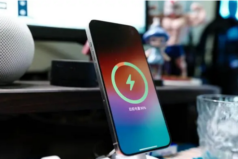 长武苹果15换屏服务分享用什么充电器给iPhone15充电更好 